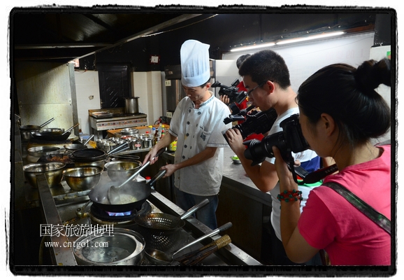 此次攝制組通過拍攝婺源代表名菜糊豆腐、粉蒸肉、荷包紅魚、賽鵝頸及地方小吃清明果、灰汁果、糯米子糕等來(lái)詮釋婺源美食經(jīng)典，展示婺源食文化，打造獨(dú)屬婺源的美食符號(hào)。