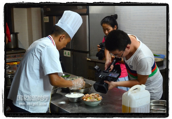 此次攝制組通過拍攝婺源代表名菜糊豆腐、粉蒸肉、荷包紅魚、賽鵝頸及地方小吃清明果、灰汁果、糯米子糕等來(lái)詮釋婺源美食經(jīng)典，展示婺源食文化，打造獨(dú)屬婺源的美食符號(hào)。