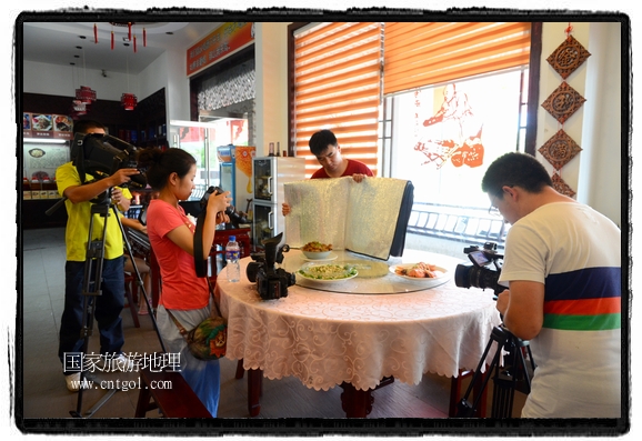 此次攝制組通過拍攝婺源代表名菜糊豆腐、粉蒸肉、荷包紅魚、賽鵝頸及地方小吃清明果、灰汁果、糯米子糕等來(lái)詮釋婺源美食經(jīng)典，展示婺源食文化，打造獨(dú)屬婺源的美食符號(hào)。