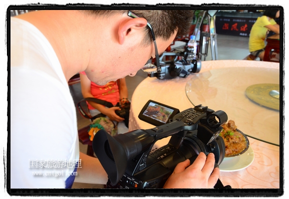 此次攝制組通過拍攝婺源代表名菜糊豆腐、粉蒸肉、荷包紅魚、賽鵝頸及地方小吃清明果、灰汁果、糯米子糕等來(lái)詮釋婺源美食經(jīng)典，展示婺源食文化，打造獨(dú)屬婺源的美食符號(hào)。