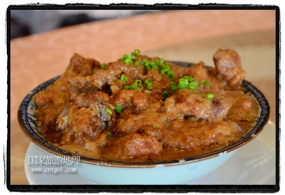 此次攝制組通過拍攝婺源代表名菜糊豆腐、粉蒸肉、荷包紅魚、賽鵝頸及地方小吃清明果、灰汁果、糯米子糕等來(lái)詮釋婺源美食經(jīng)典，展示婺源食文化，打造獨(dú)屬婺源的美食符號(hào)。