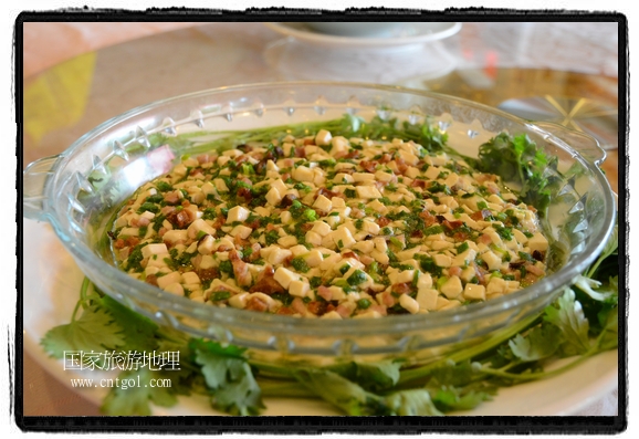 此次攝制組通過拍攝婺源代表名菜糊豆腐、粉蒸肉、荷包紅魚、賽鵝頸及地方小吃清明果、灰汁果、糯米子糕等來(lái)詮釋婺源美食經(jīng)典，展示婺源食文化，打造獨(dú)屬婺源的美食符號(hào)。