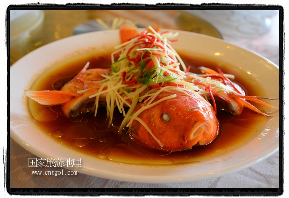 此次攝制組通過拍攝婺源代表名菜糊豆腐、粉蒸肉、荷包紅魚、賽鵝頸及地方小吃清明果、灰汁果、糯米子糕等來(lái)詮釋婺源美食經(jīng)典，展示婺源食文化，打造獨(dú)屬婺源的美食符號(hào)。