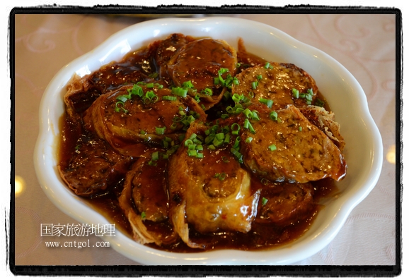 此次攝制組通過拍攝婺源代表名菜糊豆腐、粉蒸肉、荷包紅魚、賽鵝頸及地方小吃清明果、灰汁果、糯米子糕等來(lái)詮釋婺源美食經(jīng)典，展示婺源食文化，打造獨(dú)屬婺源的美食符號(hào)。