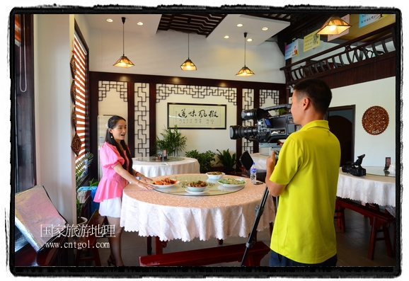 此次攝制組通過拍攝婺源代表名菜糊豆腐、粉蒸肉、荷包紅魚、賽鵝頸及地方小吃清明果、灰汁果、糯米子糕等來(lái)詮釋婺源美食經(jīng)典，展示婺源食文化，打造獨(dú)屬婺源的美食符號(hào)。