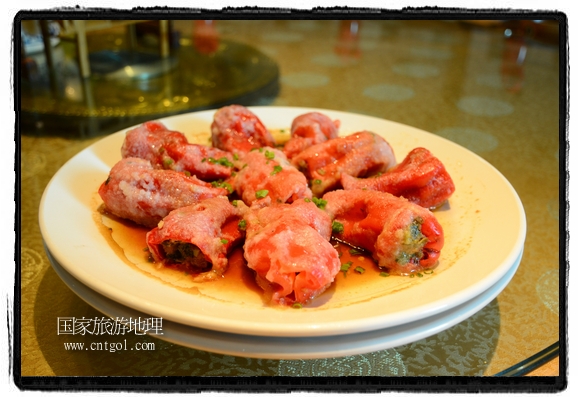 此次攝制組通過拍攝婺源代表名菜糊豆腐、粉蒸肉、荷包紅魚、賽鵝頸及地方小吃清明果、灰汁果、糯米子糕等來(lái)詮釋婺源美食經(jīng)典，展示婺源食文化，打造獨(dú)屬婺源的美食符號(hào)。