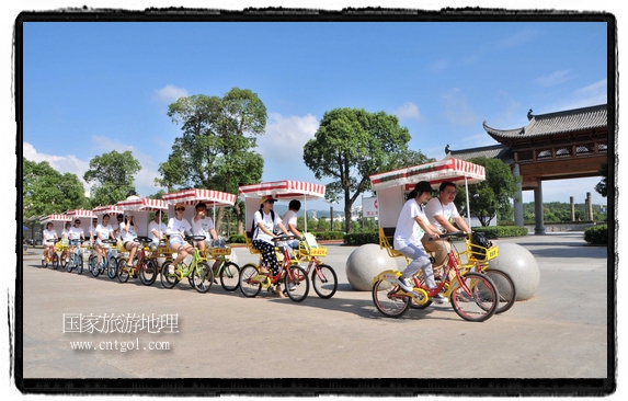 江西婺源:情侶騎行旅行過“七夕”