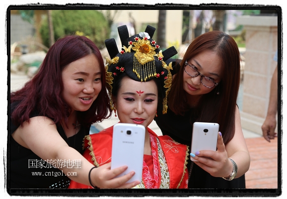 6月19日，端午節(jié)的前一天，甘肅平?jīng)鍪嗅轻紖^(qū)南山公園澳廈麗灣小區(qū)“邀請(qǐng)”唐朝被譽(yù)為四大美女之一的“楊貴妃”前來與市民見面，共度“端午佳節(jié)”。期間，“貴妃娘娘”由一名解說人員做向?qū)Вc小區(qū)居民一同游玩、賞景、互敬酒水、合影留念，并現(xiàn)場(chǎng)贈(zèng)送大人小孩粽子、香包和糖果。