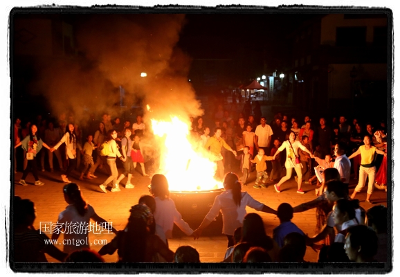甘肅平?jīng)鍪嗅轻脊沛?zhèn)舉辦了篝火晚會(huì)，1000余名市民參與其中，大家載歌載舞，在歡快熱鬧的氣氛中為每一位父親送祝福。父親節(jié)（Father's Day），顧名思義是感恩父親的節(jié)日。約始于二十世紀(jì)初，起源于美國(guó)，現(xiàn)已廣泛流傳于世界各地，節(jié)日日期因地域而存在差異。