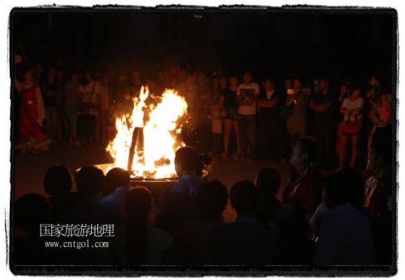 甘肅平?jīng)鍪嗅轻脊沛?zhèn)舉辦了篝火晚會(huì)，1000余名市民參與其中，大家載歌載舞，在歡快熱鬧的氣氛中為每一位父親送祝福。父親節(jié)（Father's Day），顧名思義是感恩父親的節(jié)日。約始于二十世紀(jì)初，起源于美國(guó)，現(xiàn)已廣泛流傳于世界各地，節(jié)日日期因地域而存在差異。