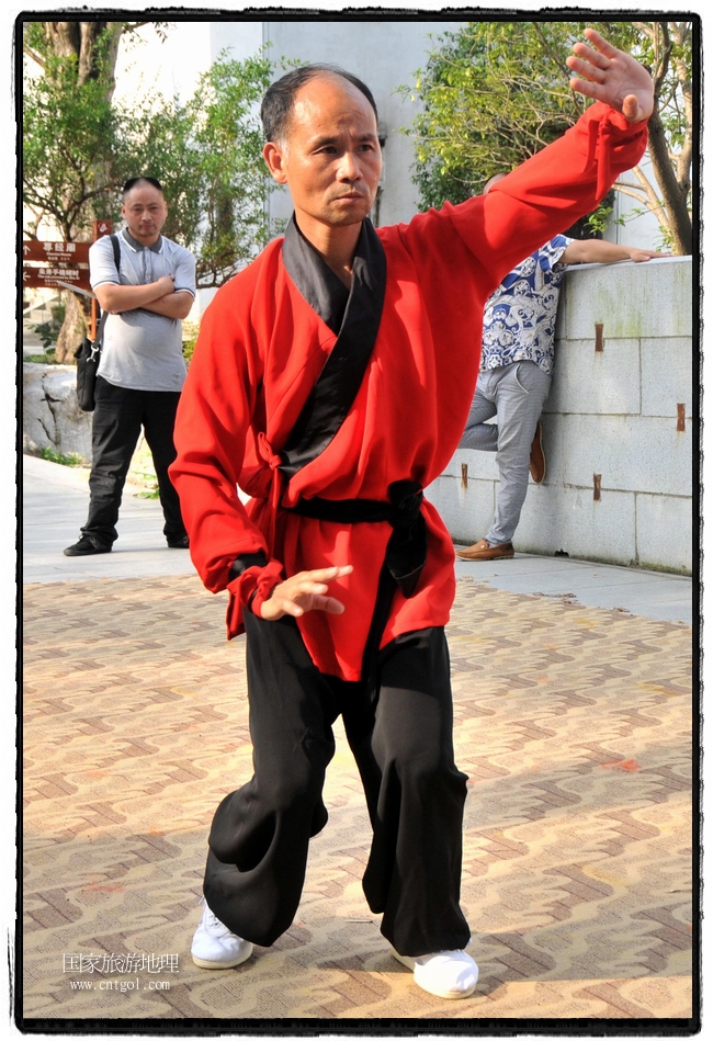 6月20日，小朋友們和中國(guó)武術(shù)愛(ài)好者們?cè)诮魇℃脑纯h熹園景區(qū)表演中國(guó)傳統(tǒng)的中國(guó)武術(shù)功夫，吸引許多游人前來(lái)駐足觀看。當(dāng)日是中國(guó)傳統(tǒng)的端午節(jié)，江西省婺源縣的中國(guó)武術(shù)愛(ài)好者們通過(guò)表演中國(guó)武術(shù)功夫，打太極，表演了少林棍、硬氣功、自選拳等少林寺功夫，讓孩子們從小學(xué)習(xí)中國(guó)武術(shù)，傳承中國(guó)武德，感受先人過(guò)端午的氛圍。