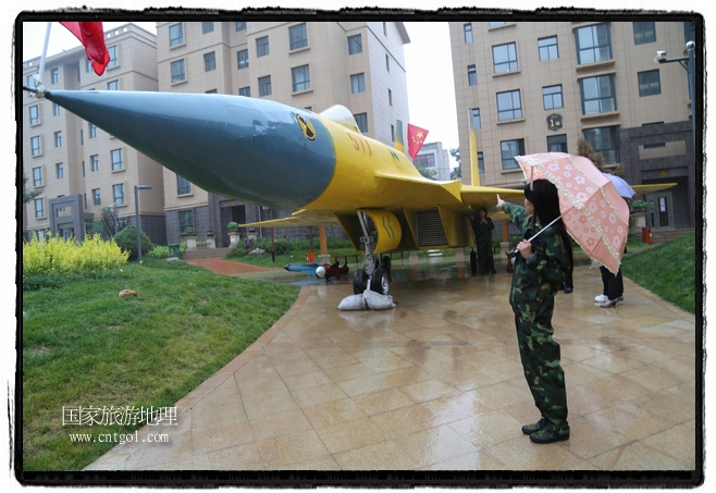 小區(qū)突然出現(xiàn)“飛機坦克”，其中殲15艦載戰(zhàn)斗機一架、99式主戰(zhàn)坦克一輛、武直-10武裝直升機一架，吸引了眾多市民雨中圍觀、合影。