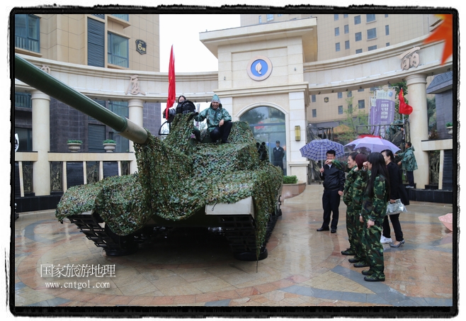 小區(qū)突然出現(xiàn)“飛機坦克”，其中殲15艦載戰(zhàn)斗機一架、99式主戰(zhàn)坦克一輛、武直-10武裝直升機一架，吸引了眾多市民雨中圍觀、合影。