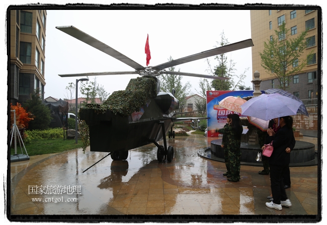 小區(qū)突然出現(xiàn)“飛機坦克”，其中殲15艦載戰(zhàn)斗機一架、99式主戰(zhàn)坦克一輛、武直-10武裝直升機一架，吸引了眾多市民雨中圍觀、合影。