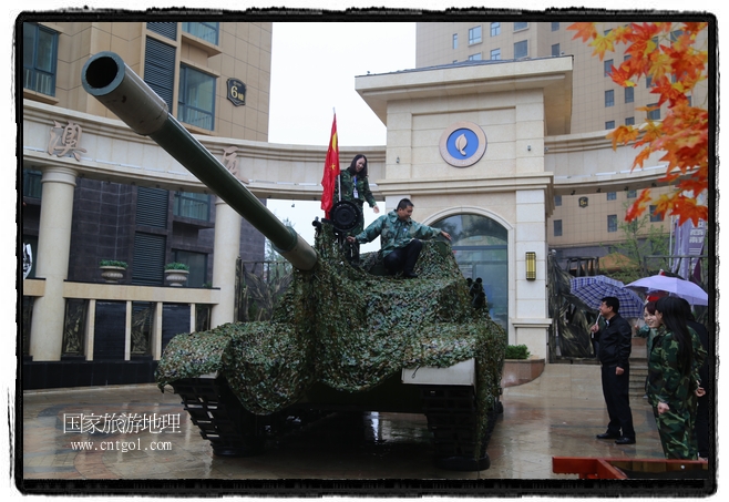 小區(qū)突然出現(xiàn)“飛機坦克”，其中殲15艦載戰(zhàn)斗機一架、99式主戰(zhàn)坦克一輛、武直-10武裝直升機一架，吸引了眾多市民雨中圍觀、合影。