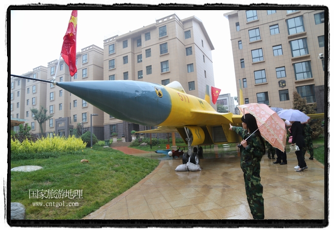 小區(qū)突然出現(xiàn)“飛機坦克”，其中殲15艦載戰(zhàn)斗機一架、99式主戰(zhàn)坦克一輛、武直-10武裝直升機一架，吸引了眾多市民雨中圍觀、合影。