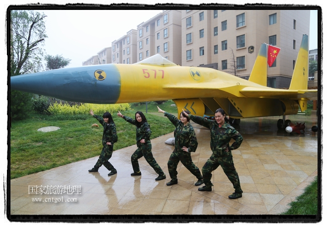 小區(qū)突然出現(xiàn)“飛機坦克”，其中殲15艦載戰(zhàn)斗機一架、99式主戰(zhàn)坦克一輛、武直-10武裝直升機一架，吸引了眾多市民雨中圍觀、合影。