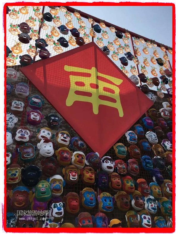 中國(guó)規(guī)模最大的猴面具彩繪在南潯古鎮(zhèn)展示。猴子真是今年最紅的動(dòng)物。 