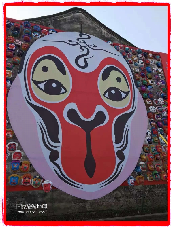 中國(guó)規(guī)模最大的猴面具彩繪在南潯古鎮(zhèn)展示。猴子真是今年最紅的動(dòng)物。 