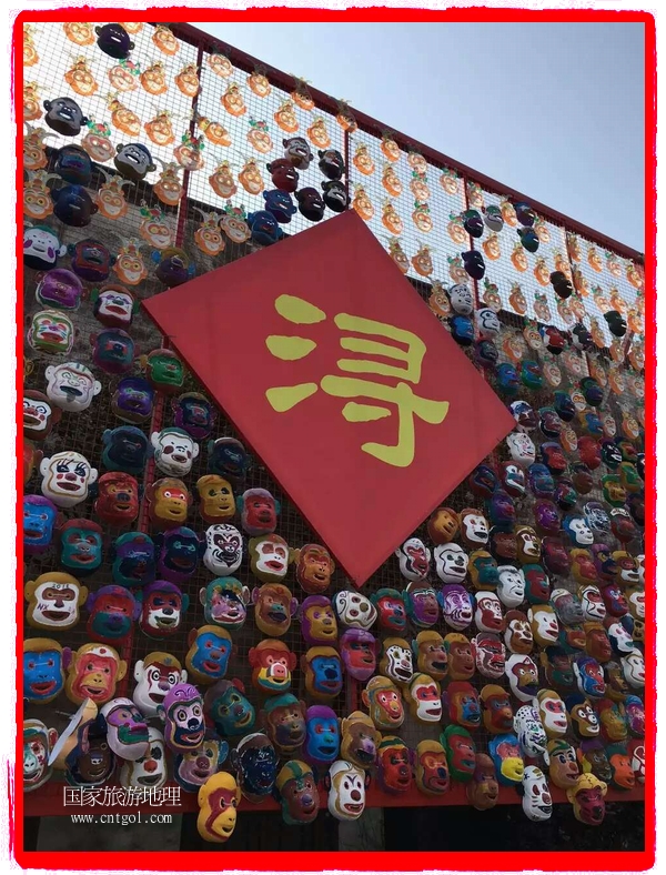 中國(guó)規(guī)模最大的猴面具彩繪在南潯古鎮(zhèn)展示。猴子真是今年最紅的動(dòng)物。 
