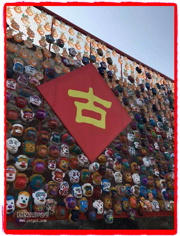 中國(guó)規(guī)模最大的猴面具彩繪在南潯古鎮(zhèn)展示。猴子真是今年最紅的動(dòng)物。 