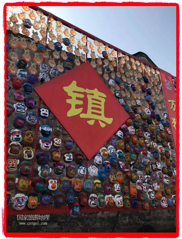 中國(guó)規(guī)模最大的猴面具彩繪在南潯古鎮(zhèn)展示。猴子真是今年最紅的動(dòng)物。 