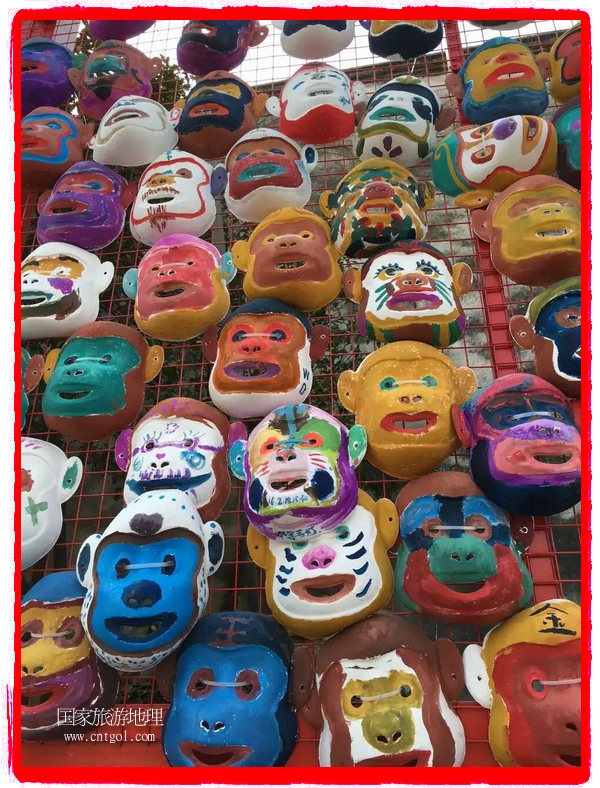 中國(guó)規(guī)模最大的猴面具彩繪在南潯古鎮(zhèn)展示。猴子真是今年最紅的動(dòng)物。 