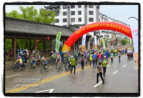 來自江西、安徽、浙江、福建等省市近千名選手參加了比賽，婺源賽道沿途的秀美風(fēng)光和徽派古村落，給參賽選手留下美好的印象。