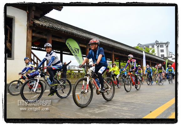 來自江西、安徽、浙江、福建等省市近千名選手參加了比賽，婺源賽道沿途的秀美風(fēng)光和徽派古村落，給參賽選手留下美好的印象。