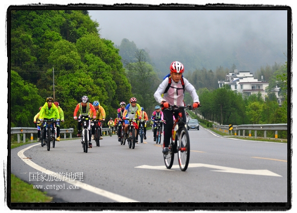 來自江西、安徽、浙江、福建等省市近千名選手參加了比賽，婺源賽道沿途的秀美風(fēng)光和徽派古村落，給參賽選手留下美好的印象。