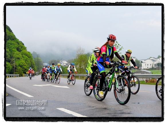 來自江西、安徽、浙江、福建等省市近千名選手參加了比賽，婺源賽道沿途的秀美風(fēng)光和徽派古村落，給參賽選手留下美好的印象。