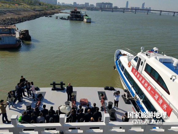 江西開展呵護(hù)一湖清水，嚴(yán)厲打擊非法采砂行動（圖）